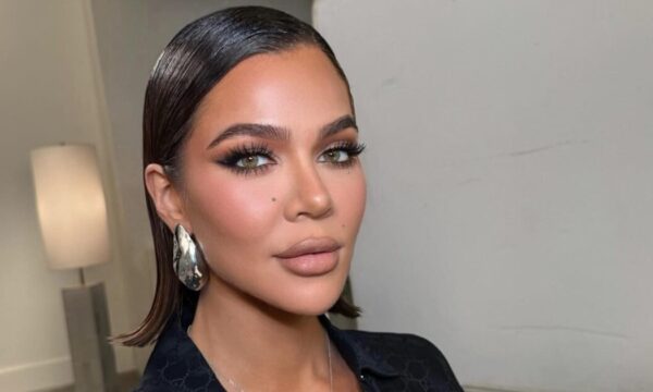 Η Khloe Kardashian επιλέγει το ιδανικό ρετρό αξεσουάρ μαλλιών που ταιριάζει απόλυτα με το καυτό φόρεμά της