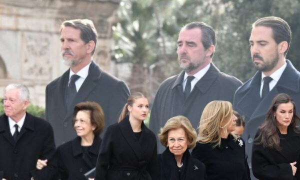Αποχαιρετισμός Πριγκίπισσας Ειρήνης: Πλήθος στο ύστατο αντίο – Συγκινημένη η Βασίλισσα Σοφία