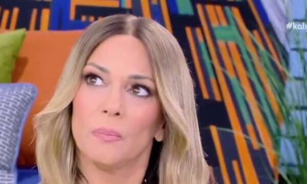 Σε δύσκολη θέση η Έλλη Κοκκίνου: Η αναφορά στον Διονύση Σχοινά και την Καίτη Γαρμπή – «Προσπαθώ να το αποφύγω εδώ και ώρα»