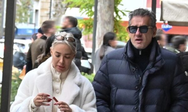 Αμαρυλλίς – Κώστας Ματσίκα: Ξέγνοιαστη βόλτα στο κέντρο της Αθήνας για το ζευγάρι – Εικόνες