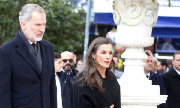 Η εντυπωσιακή εμφάνιση της βασίλισσας Λετίσια στην κηδεία της πριγκίπισσας Ειρήνης στην Αθήνα