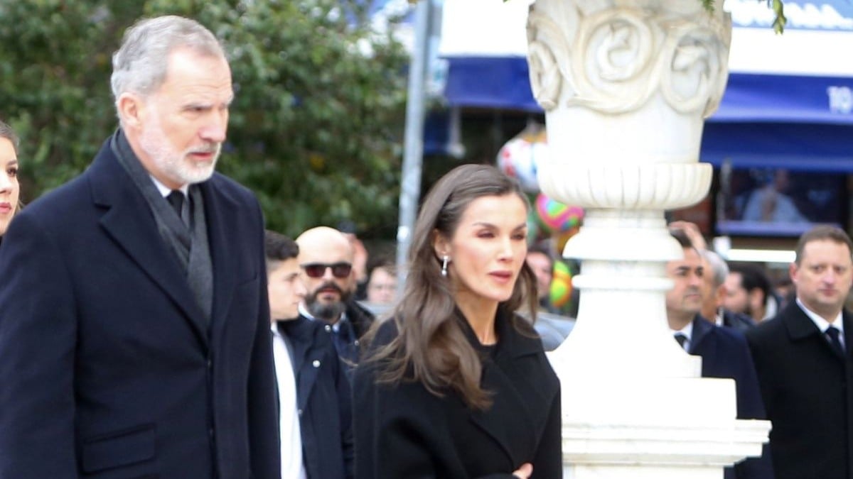 Η εντυπωσιακή εμφάνιση της βασίλισσας Λετίσια στην κηδεία της πριγκίπισσας Ειρήνης στην Αθήνα