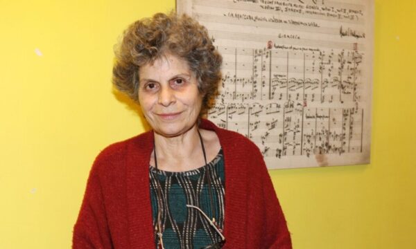 Μαργαρίτα Θεοδωράκη: «Οι παιδικές μου μνήμες ήταν καταιγιστικές, τότε κυνηγούσαν τον πατέρα μου»