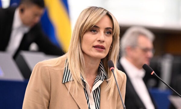 Ελεονώρα Μελέτη: «Έχουμε αντικρίσει τον εαυτό μας γυμνό στο ίντερνετ χωρίς να έχουμε γδυθεί»