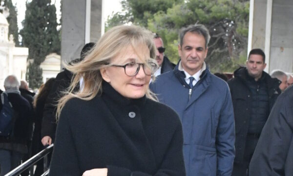 Κυριάκος Μητσοτάκης και Μαρέβα Γκραμπόφσκι αποχαιρετούν τον Νίκο Στασινόπουλο στην κηδεία του