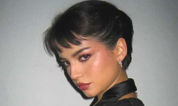Μονοχρωματικό μακιγιάζ με μωβ eyeliner: Το makeup look που πρέπει να δοκιμάσεις για τη βραδινή σου εμφάνιση