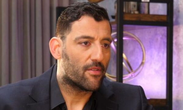 Γιάννης Μπουρούσης: «Προσπαθώ να αποφεύγω δύσκολες ερωτήσεις από τις κόρες μου – Νιώθω αμήχανα»