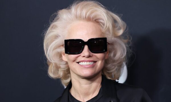 Η Pamela Anderson επανήλθε στο χαρακτηριστικό ξανθό της με εντυπωσιακό 60’s στυλ μαλλιών
