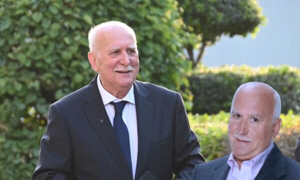 Γιώργος Παπαδάκης: Η διαφήμιση που τον παρουσιάζει να κερνάει καφέ από τον παράδεισο – Αντίδραση από τον Γιώργο Λιάγκα