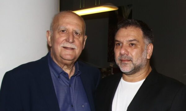 Ο Γρηγόρης Αρναούτογλου παρουσιάζει το γραφείο του Γιώργου Παπαδάκη: «Ένιωσα την επιθυμία να δημιουργήσω αυτό το βίντεο»