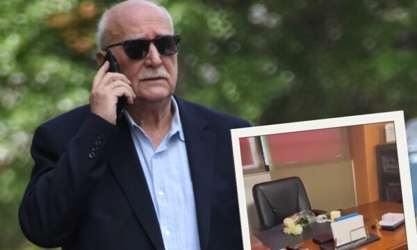 Γιώργος Παπαδάκης: Τρία λευκά τριαντάφυλλα και ένα κερί αναμμένο στο γραφείο του στον ΑΝΤ1