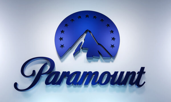 Η Paramount σχεδιάζει «αντιπροσωπευτική μάχη» για την απόκτηση της Warner Bros