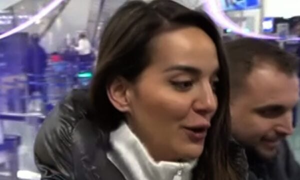 Ρία Ελληνίδου: Η καταδίωξη από τους δημοσιογράφους στο αεροδρόμιο