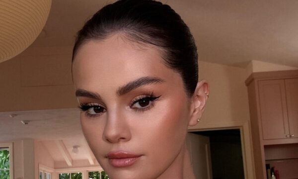 Μανικιούρ: H Selena Gomez επιλέγει την πιο τολμηρή απόχρωση του χειμώνα
