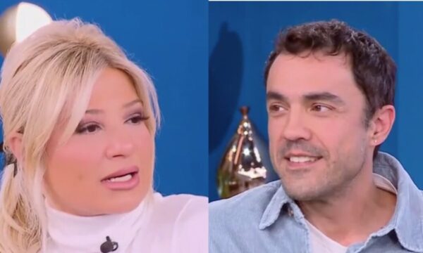 Φαίη Σκορδά προς Δημήτρη Κουρούμπαλη: «Είμαστε σχεδόν συνομήλικοι, η σύζυγός σου δεν ενοχλείται που δείχνεις νεότερος;»