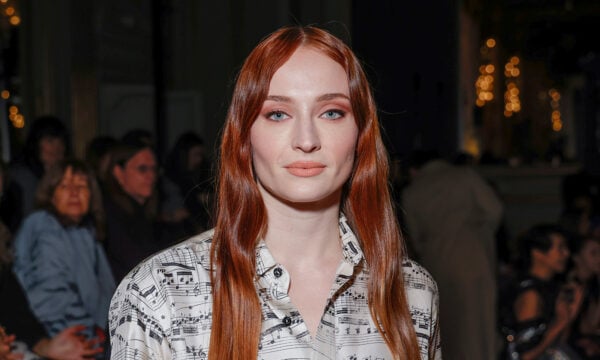 Η Sophie Turner πρωταγωνιστεί σε μια συναρπαστική ληστεία στη νέα σειρά Steal του Prime Video
