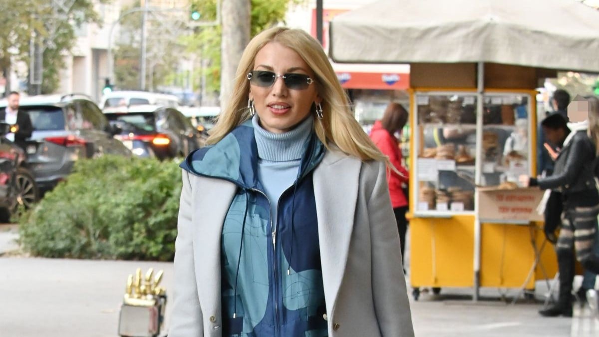 Η Κωνσταντίνα Σπυροπούλου σε περιήγηση στο κέντρο με στιλάτη και χαλαρή εμφάνιση