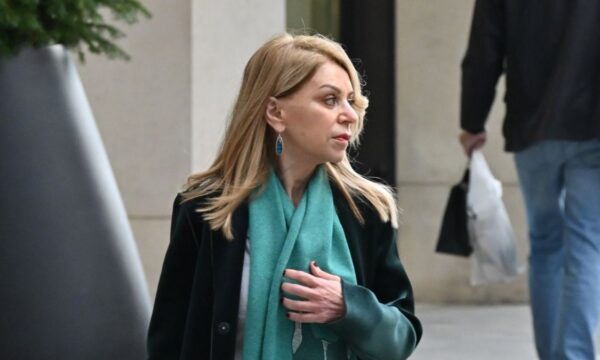 Η Έλλη Στάη με κομψό street style look στην καρδιά της Αθήνας
