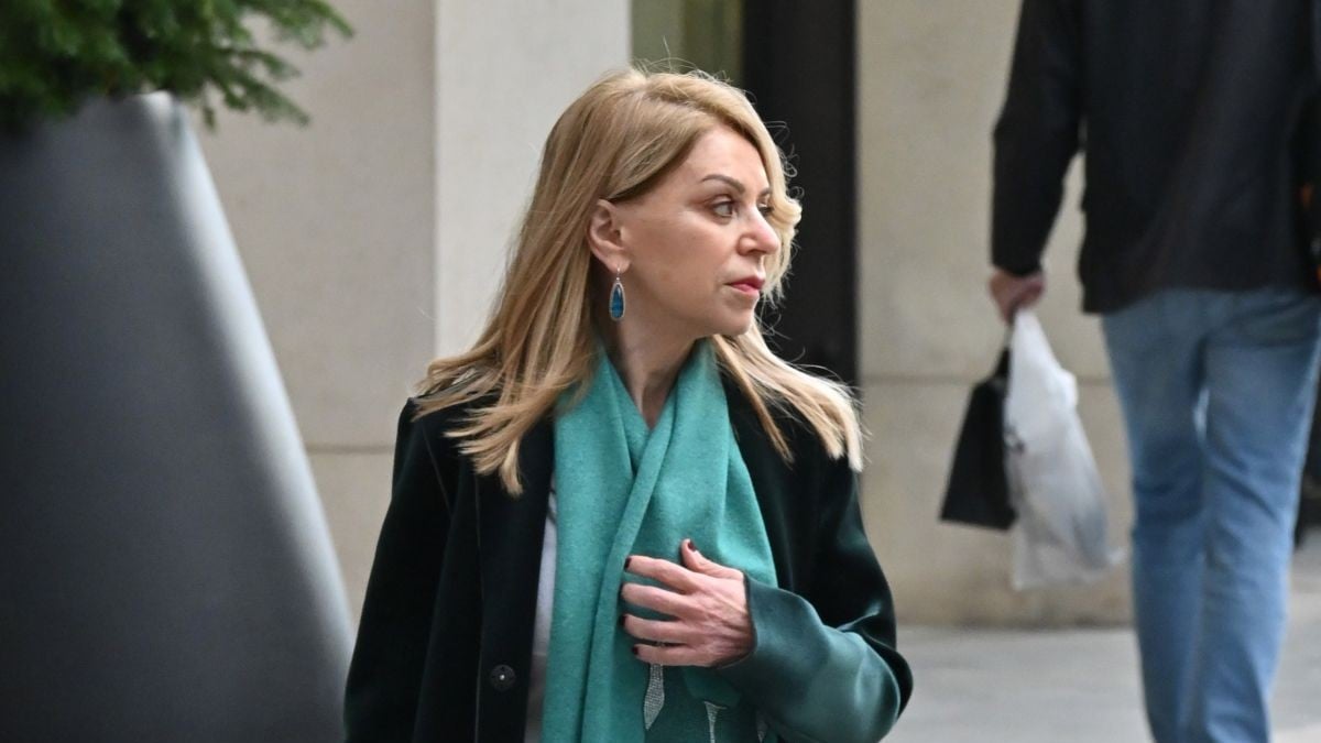 Η Έλλη Στάη με κομψό street style look στην καρδιά της Αθήνας