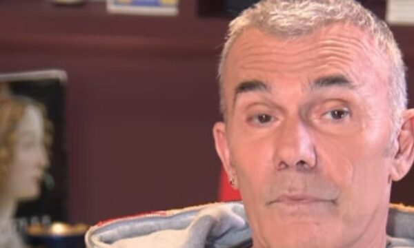 Στέλιος Ρόκκος: Η απώλεια των αδελφών του, η πίστη και η εξομολόγηση – «Το απαγορευμένο είναι το πιο παθιασμένο»