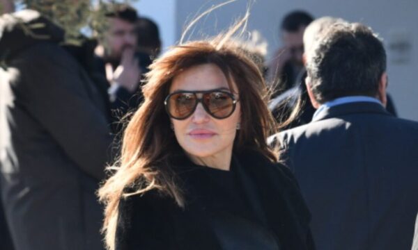 Συγκλονισμένη η Βίκυ Χατζηβασιλείου στην τελετή αποχαιρετισμού του Γιώργου Παπαδάκη: «Δεν μπορώ να πιστέψω ότι μιλάω σε παρελθοντικό χρόνο»