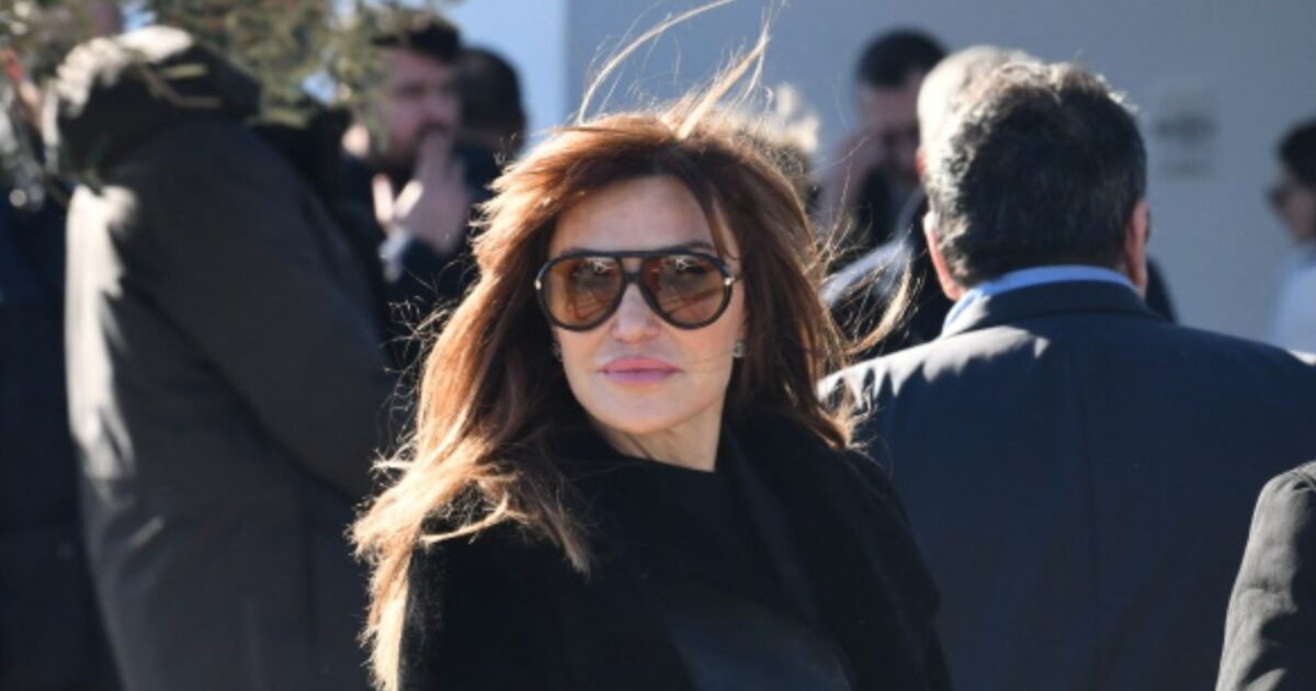 Συγκλονισμένη η Βίκυ Χατζηβασιλείου στην τελετή αποχαιρετισμού του Γιώργου Παπαδάκη: «Δεν μπορώ να πιστέψω ότι μιλάω σε παρελθοντικό χρόνο»