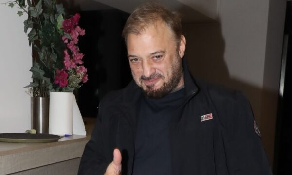 Χρήστος Φερεντίνος: Η ζωή με τους 22χρονους γιους του – «Είμαι δίπλα τους, αλλά κρατάμε και τις αποστάσεις μας»