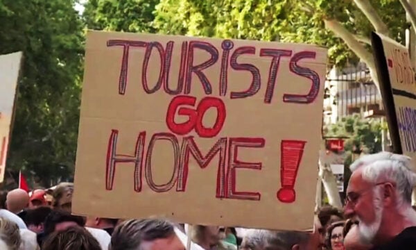 Από τη Μαγιόρκα στη Σαντορίνη – Οι προορισμοί που υπέκυψαν στον υπερτουρισμό