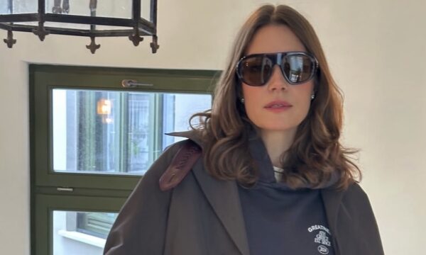 Βίκυ Καγιά: Τέλειο look για βραδιά στο θέατρο
