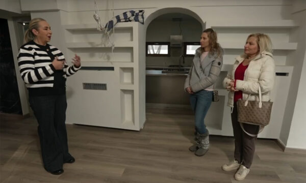 Flat Hunters: Η αναζήτηση ακινήτων φουντώνει στην Ανατολική Αττική – Ποιος μεσίτης θα κατακτήσει την Πένυ και τη μητέρα της;