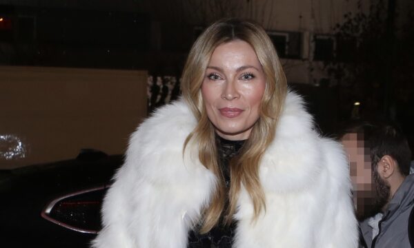 Η Μαριέττα Χρουσαλά με κλασικό ασπρόμαυρο look στην πρεμιέρα του «Melania»