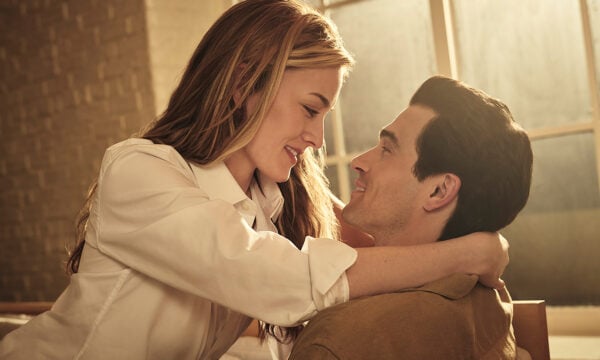 Η νέα σειρά του FX, «Ρομαντική ιστορία Τζον Φ. Κένεντι Τζούνιορ και Καρολίν Μπεσέτ» αποκλειστικά στο Disney+ από τις 13/02