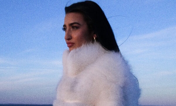 Αναστασία: Δείτε το φρέσκο video clip της για το κομμάτι «Βρέχει»