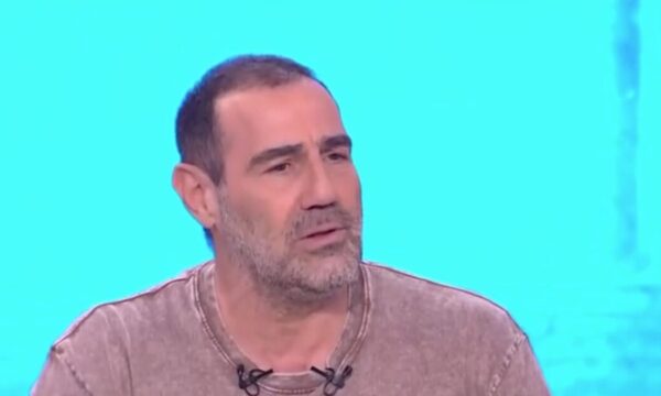 Αντώνης Κανάκης – Ράδιο Αρβύλα: Η ζωντανή έκπληξη για τα γενέθλιά του – «Ξέρω ότι κάτι μου σχεδιάζετε»