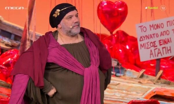 Απολαυστικός ο Γρηγόρης Αρναούτογλου ως Πυθία στο «Αλ Τσαντίρι Νιουζ»