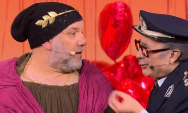 Γρηγόρης Αρναούτογλου: Εμφανίστηκε ως Πυθία στο «Αλ Τσαντίρι Νιουζ» και μπέρδεψε τα λόγια του – «Συγγνώμη, έχω στρεσαριστεί»