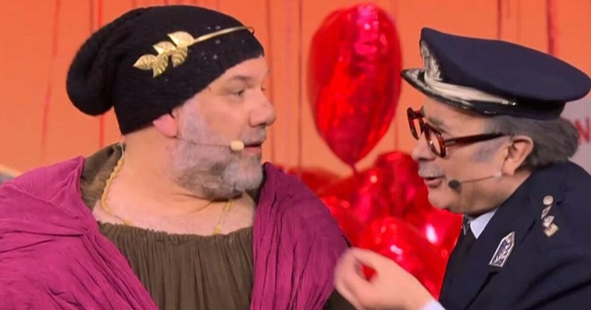 Γρηγόρης Αρναούτογλου: Εμφανίστηκε ως Πυθία στο «Αλ Τσαντίρι Νιουζ» και μπέρδεψε τα λόγια του – «Συγγνώμη, έχω στρεσαριστεί»