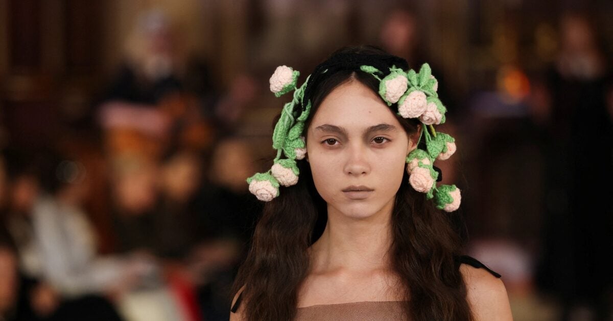 Εβδομάδα Μόδας Λονδίνου: Τα άνθη στα μαλλιά στο show του Bora Aksu θα σου ξυπνήσουν αναμνήσεις