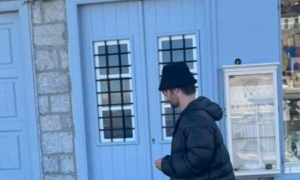 Μπραντ Πιτ: Η αντίδραση του σωσία του, Άρη Κοντού, όταν συνάντησε τους δημοσιογράφους στη βόλτα του στην Ύδρα