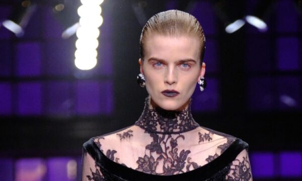 Το μαύρο κραγιόν κάνει comeback: Στο show του Roberto Cavalli αναδείχθηκε το απόλυτο dark romance look – Θα το δοκιμάσεις;