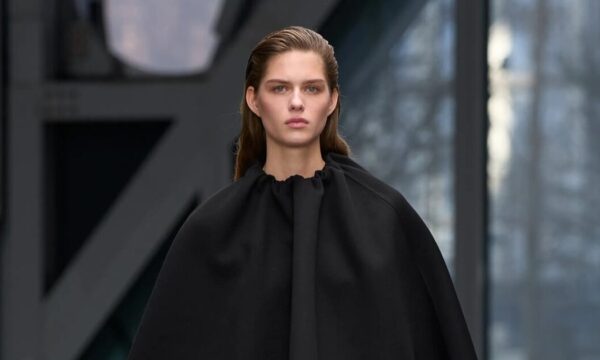 Clean girl hair: Η μόδα που παντρεύει την απλότητα με τη φινέτσα και αντλεί έμπνευση από τα 90’s