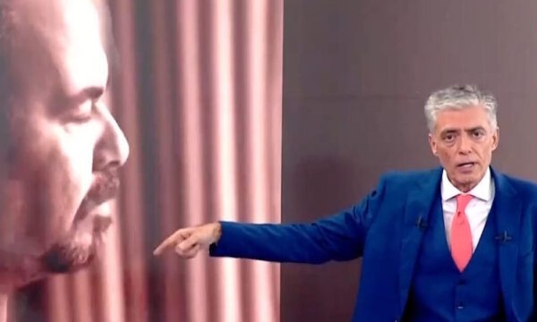 «Ράγισε» ο Νίκος Ευαγγελάτος για την απώλεια του Κώστα Κοσμίδη: «Νιώθουμε ότι τον εγκατέλειψαν να πεθάνει»