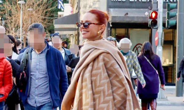 Το Cherry Cola Red στα μαλλιά της Εβελυν Καζαντζόγλου: η κορυφαία μόδα που αιχμαλωτίζει τα βλέμματα
