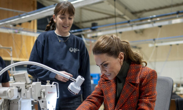 Kate Middleton: Πήγε σε εργοστάσιο τζιν και έραψε μόνη της ένα ζευγάρι για τον Πρίγκιπα William