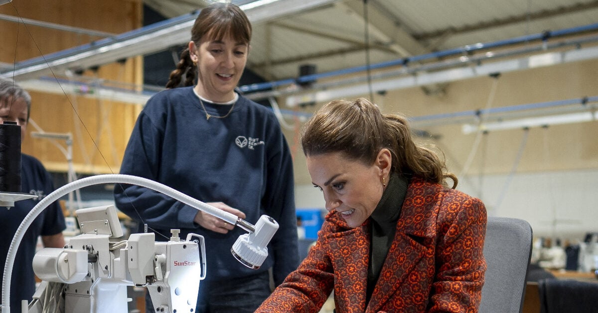 Kate Middleton: Πήγε σε εργοστάσιο τζιν και έραψε μόνη της ένα ζευγάρι για τον Πρίγκιπα William