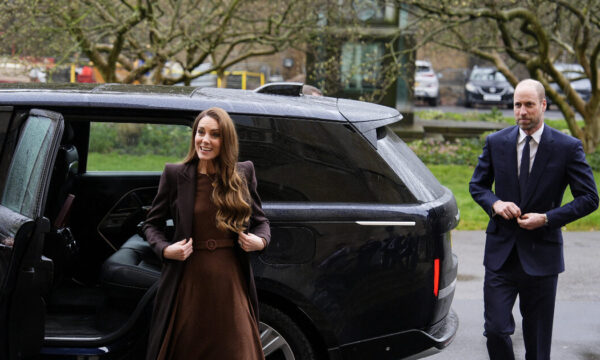 Ακόμα με total black; Η Kate Middleton αναδεικνύει το χρώμα της εποχής