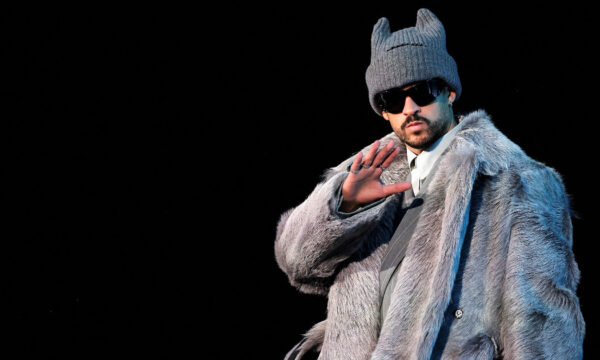 Bad Bunny: Κατέφθασε στο Σαν Φρανσίσκο για το Super Bowl με εντυπωσιακή εμφάνιση – ανυπομονούμε για το live show του