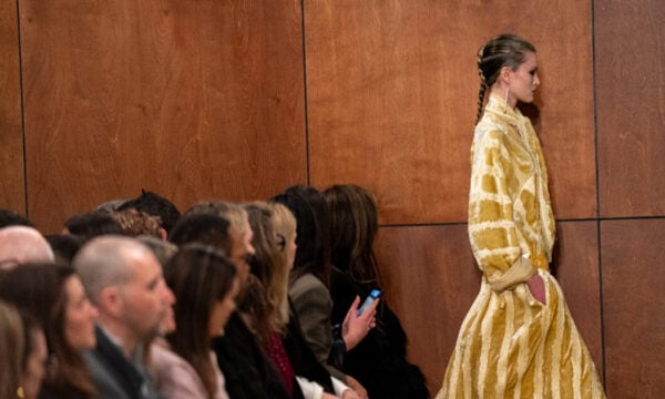 Πώς το στιλ παραμένει διαχρονικό; Η Tory Burch αποκαλύπτει τις απόψεις της