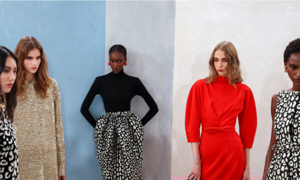Carolina Herrera: Χρώματα, σχέδια και ένα φινάλε με βαθύ νόημα στην ανοιξιάτικη κολεξιόν