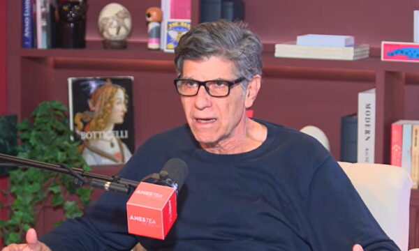 Γιάννης Μπέζος: «Η ελληνική τηλεόραση πάσχει από ψευτοχαρά»